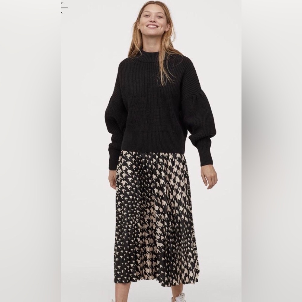 H&M | NWOT Pleated Satin Skirt